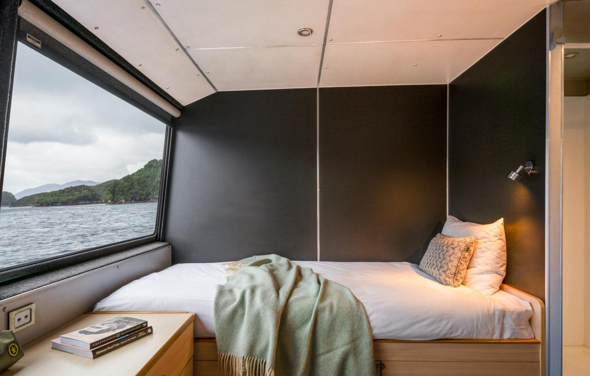 Milford Sound Overnight Cruise - Fiordland Discovery Ngoại thất bức ảnh