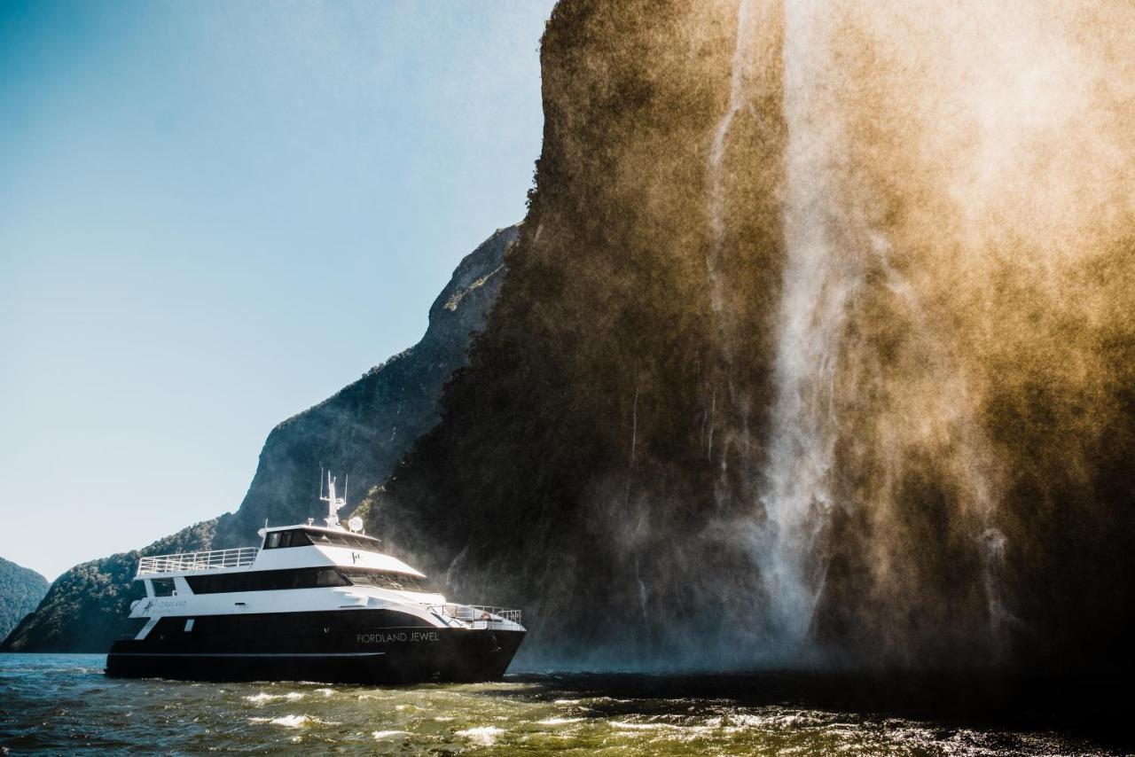 Milford Sound Overnight Cruise - Fiordland Discovery Ngoại thất bức ảnh