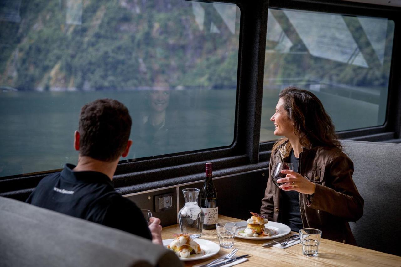 Milford Sound Overnight Cruise - Fiordland Discovery Ngoại thất bức ảnh